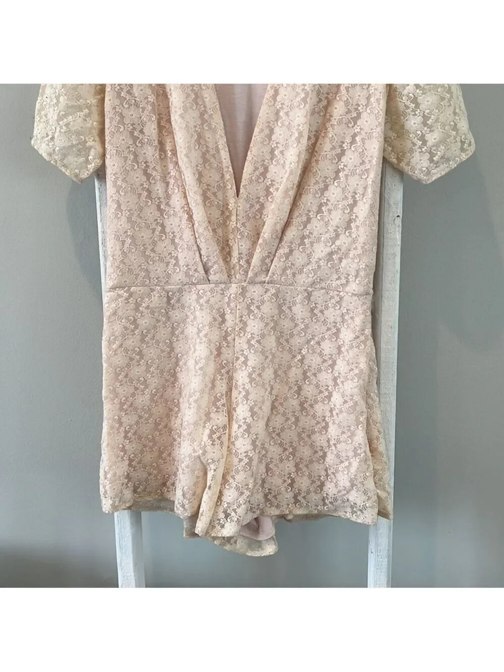 𝅺ravi Famous lace deep v romper size 12